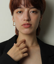 お手持ちのアクセサリーと組み合わせれば、さらにこなれた印象に