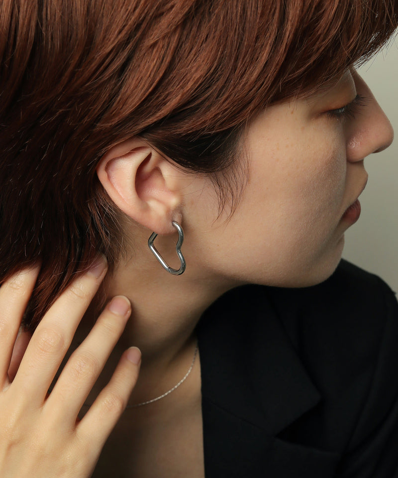 縦約2.5cm幅の存在感のあるシルエット