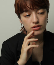 滑らかな艶感で顔周りを印象的に