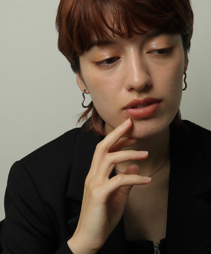 滑らかな艶感で顔周りを印象的に