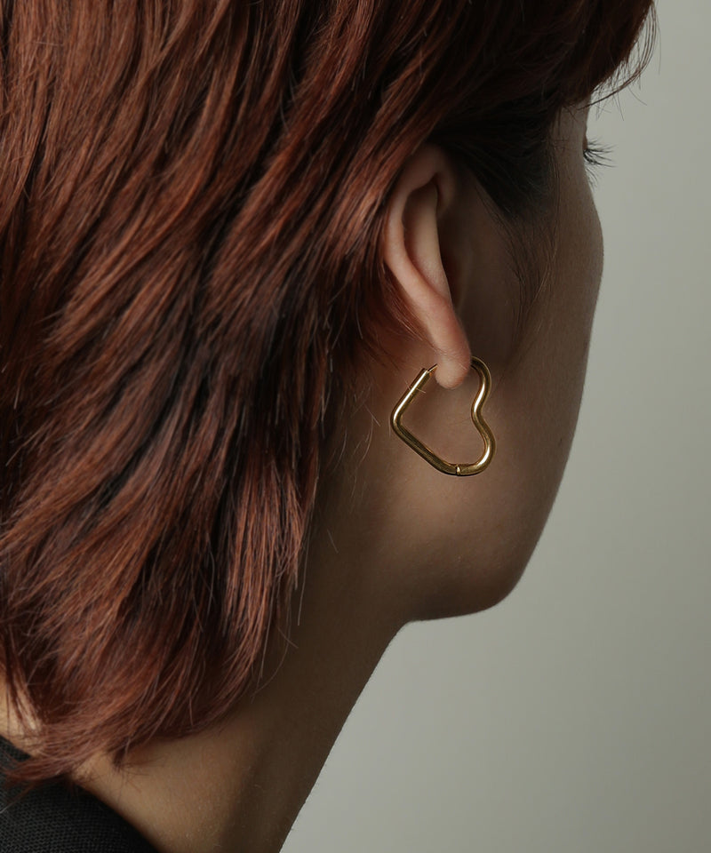 抜け感のあるラインハートフープピアス