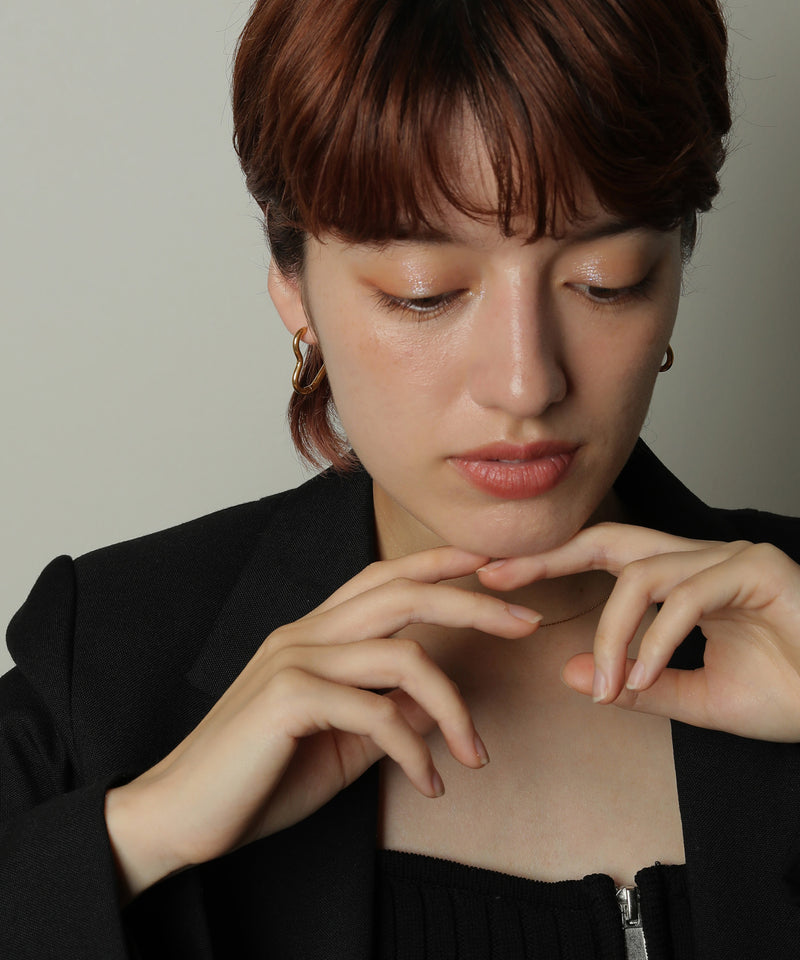 甘くなりすぎない大人っぽい女性らしさを演出