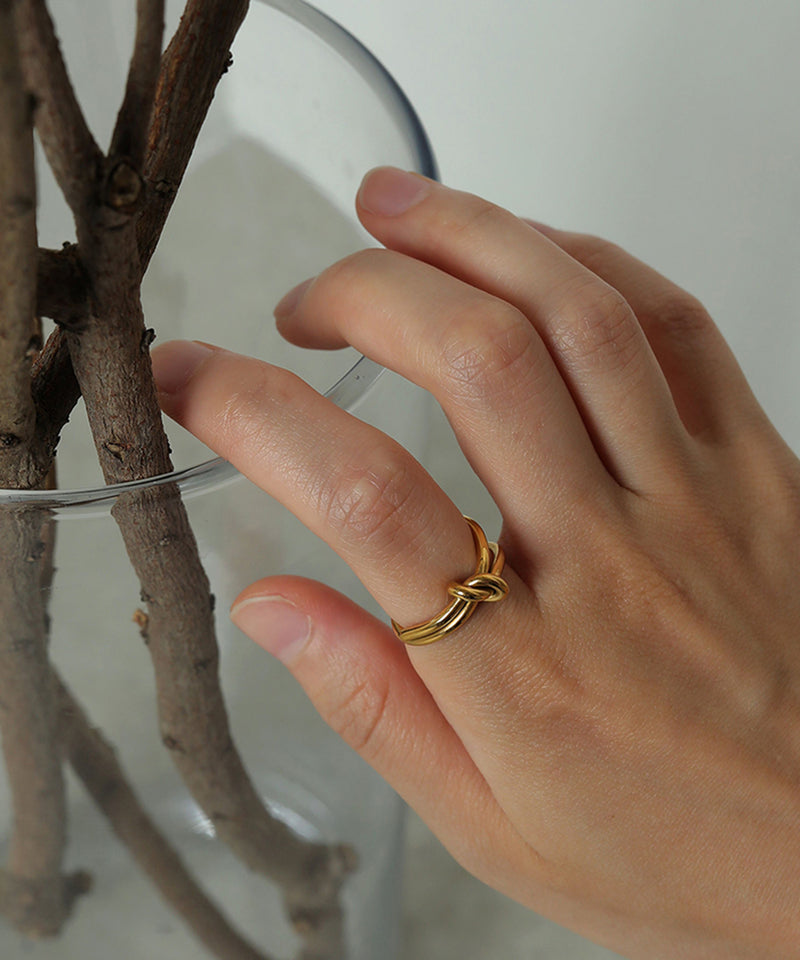 汗や水に強く変色しにくいためお風呂や温泉、海でもつけっぱなし◎