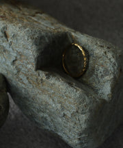 不規則なきらめきが目を惹くシンプルリング