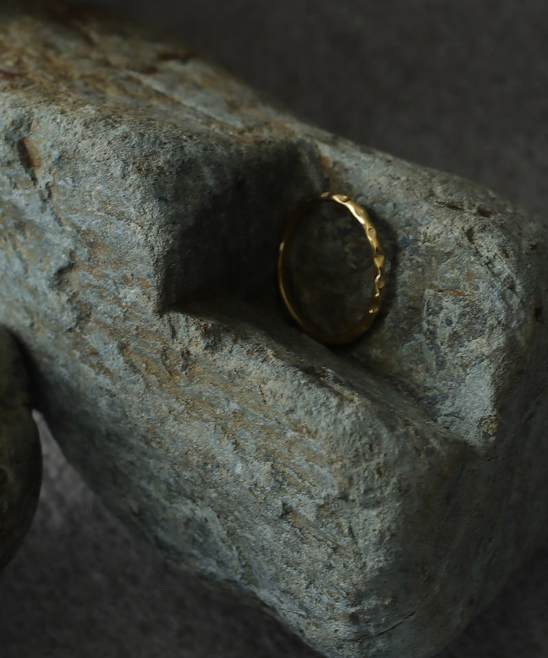 不規則なきらめきが目を惹くシンプルリング