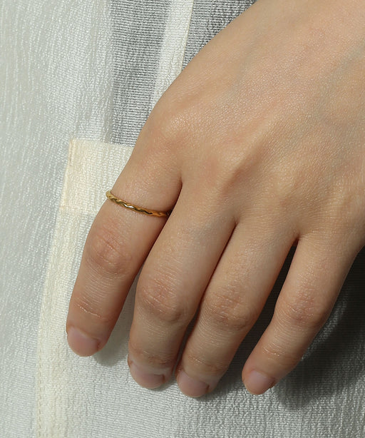 金属アレルギーを起こしにくいサージカルステンレス素材