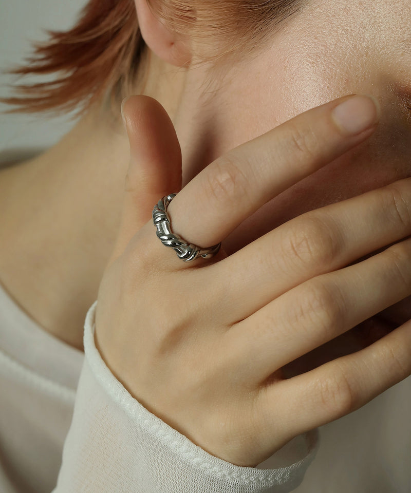 金属アレルギーを起こしにくいサージカルステンレス素材