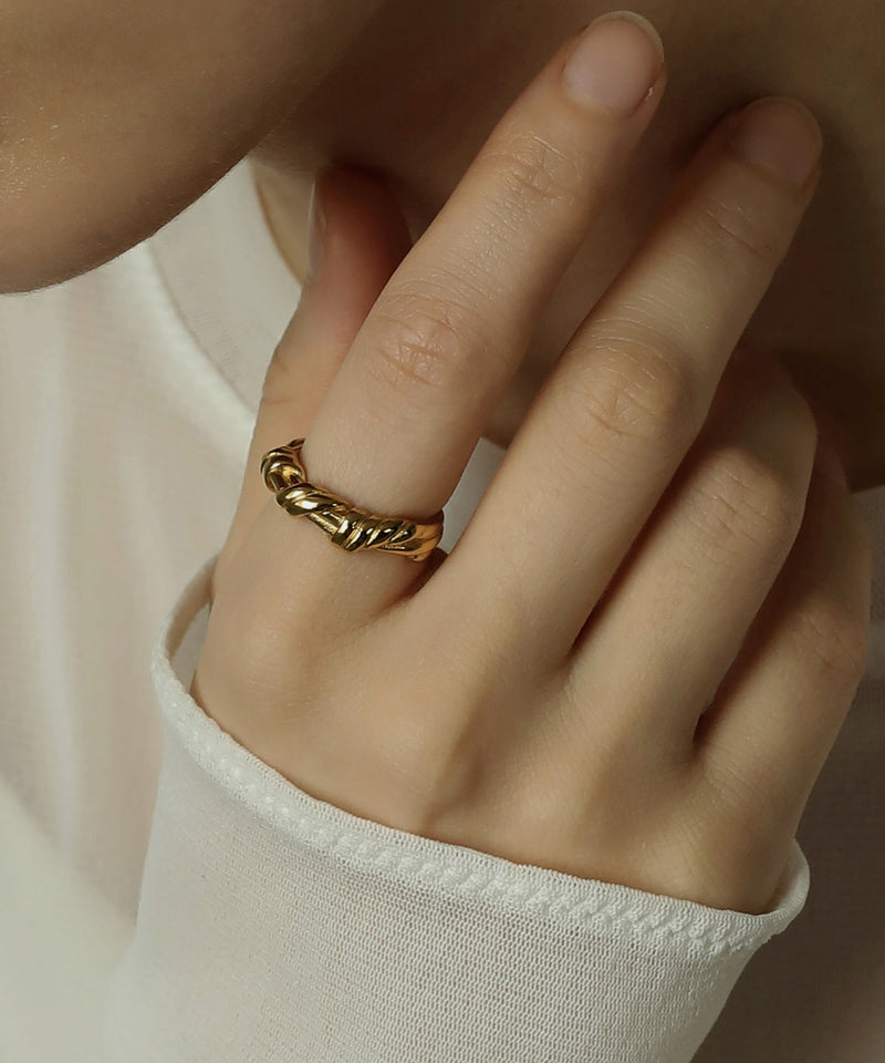 金属アレルギーを起こしにくいサージカルステンレス素材