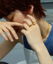 他のリングとのレイヤードもしやすく、こなれ感を演出 <br>人差し指：swr64065ogg