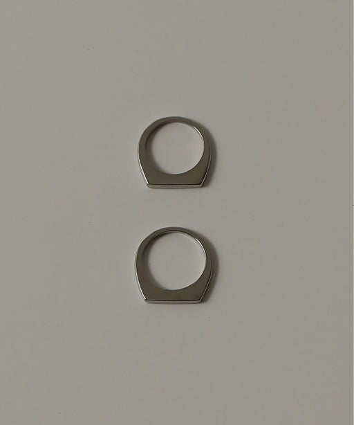 フラットなシルエットが魅力