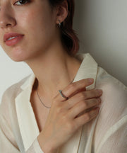 汗や水に強く変色しにくいためお風呂や温泉、海でもつけっぱなし◎