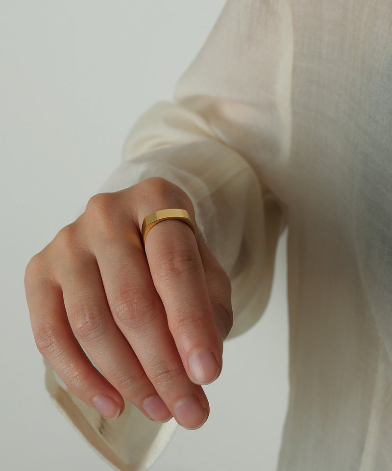 程よく厚みのあるスクエアシルエット