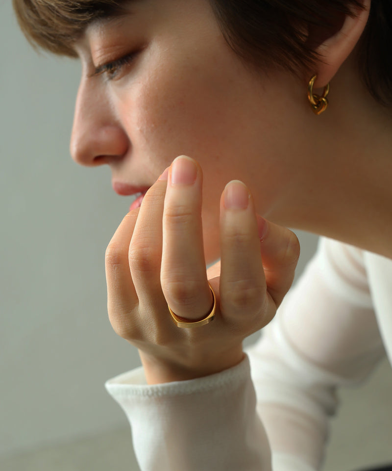 シャープなフォルムはモードっぽさを演出