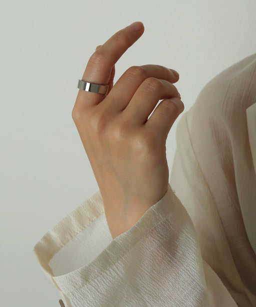 金属アレルギーを起こしにくいサージカルステンレス素材