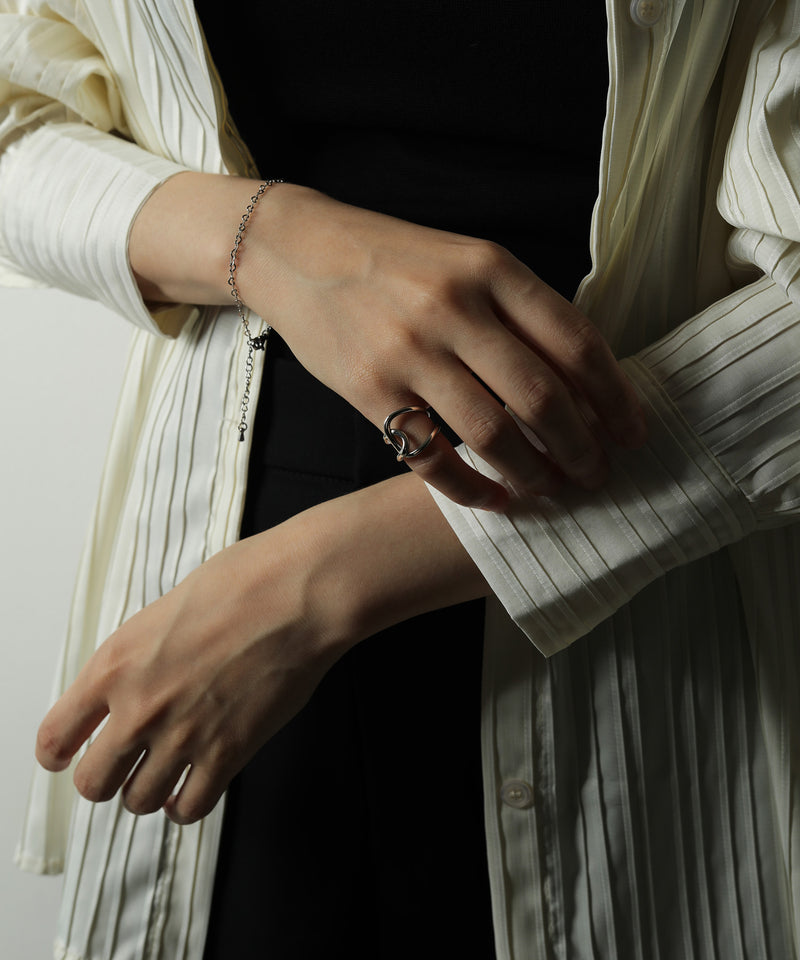 汗や水に強く変色しにくいためお風呂や温泉、海でもつけっぱなし◎