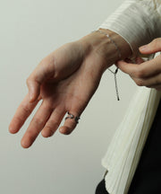 空気や汗に触れても錆びにくく熱や腐食にも強い素材