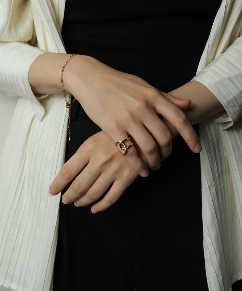 お手持ちのアクセサリーと組み合わせれば、さらにこなれた印象に