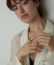 ボリューミーなシルエットが手元を印象的に仕上げる