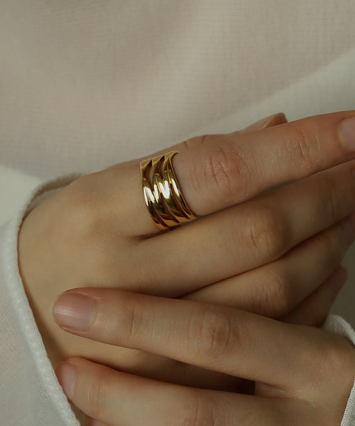 金属アレルギーを起こしにくいサージカルステンレス素材