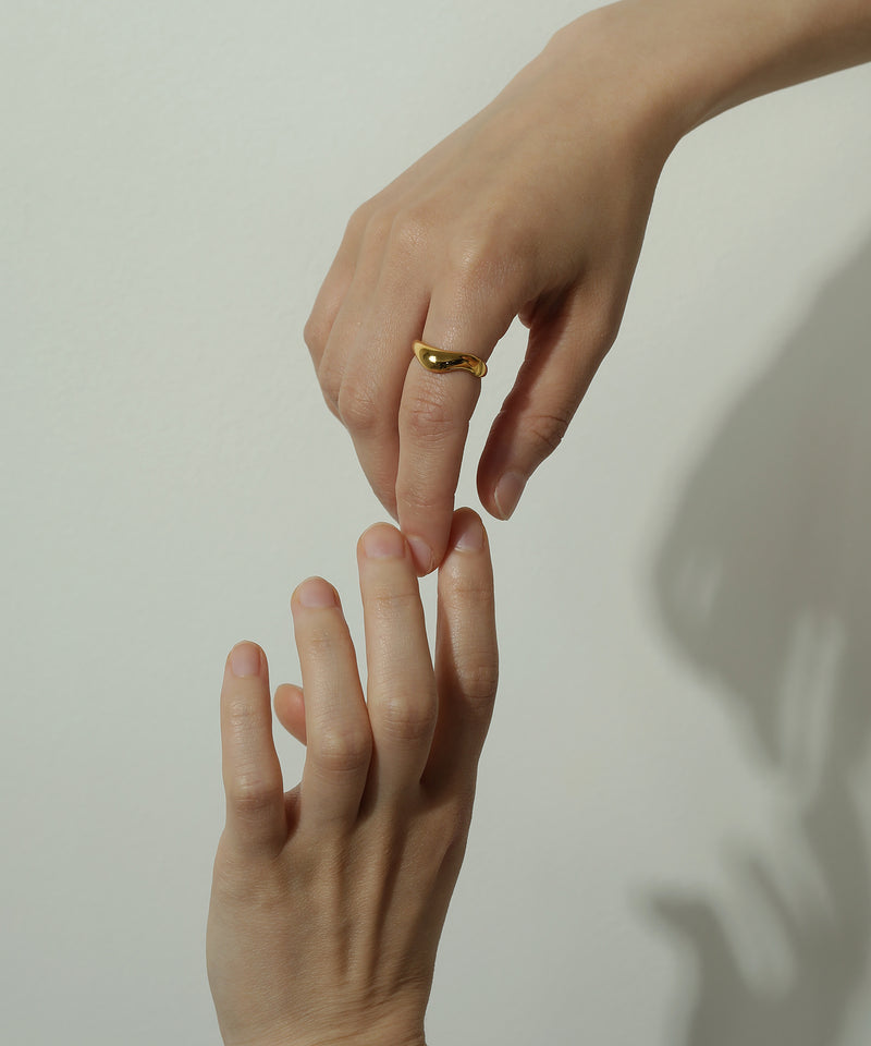 シンプルだから他のアクセサリーとも合わせやすい