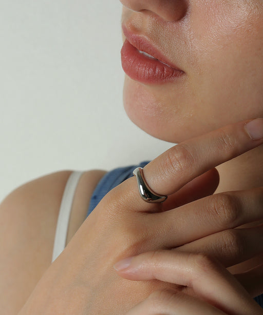 金属アレルギーを起こしにくいサージカルステンレス素材