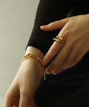 ぽってりと厚みのあるシルエットはコーデをモードに仕上げる