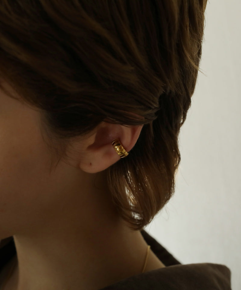 カットラインが入ったイヤーカフ